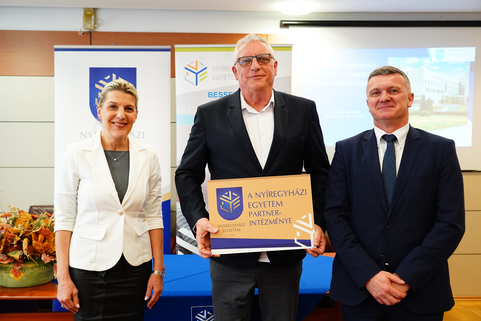 balról jobbra: dr. Vajda ildikó oktatási elnökhelyettes, Andó Károly, a Nyíregyházi Apáczai Csere János Általános Iskola és Alapfokú Művészeti Iskola főigazgatója és dr. Kovács Zoltán elnöki feladatok ellátásával megbízott elnökhelyettes