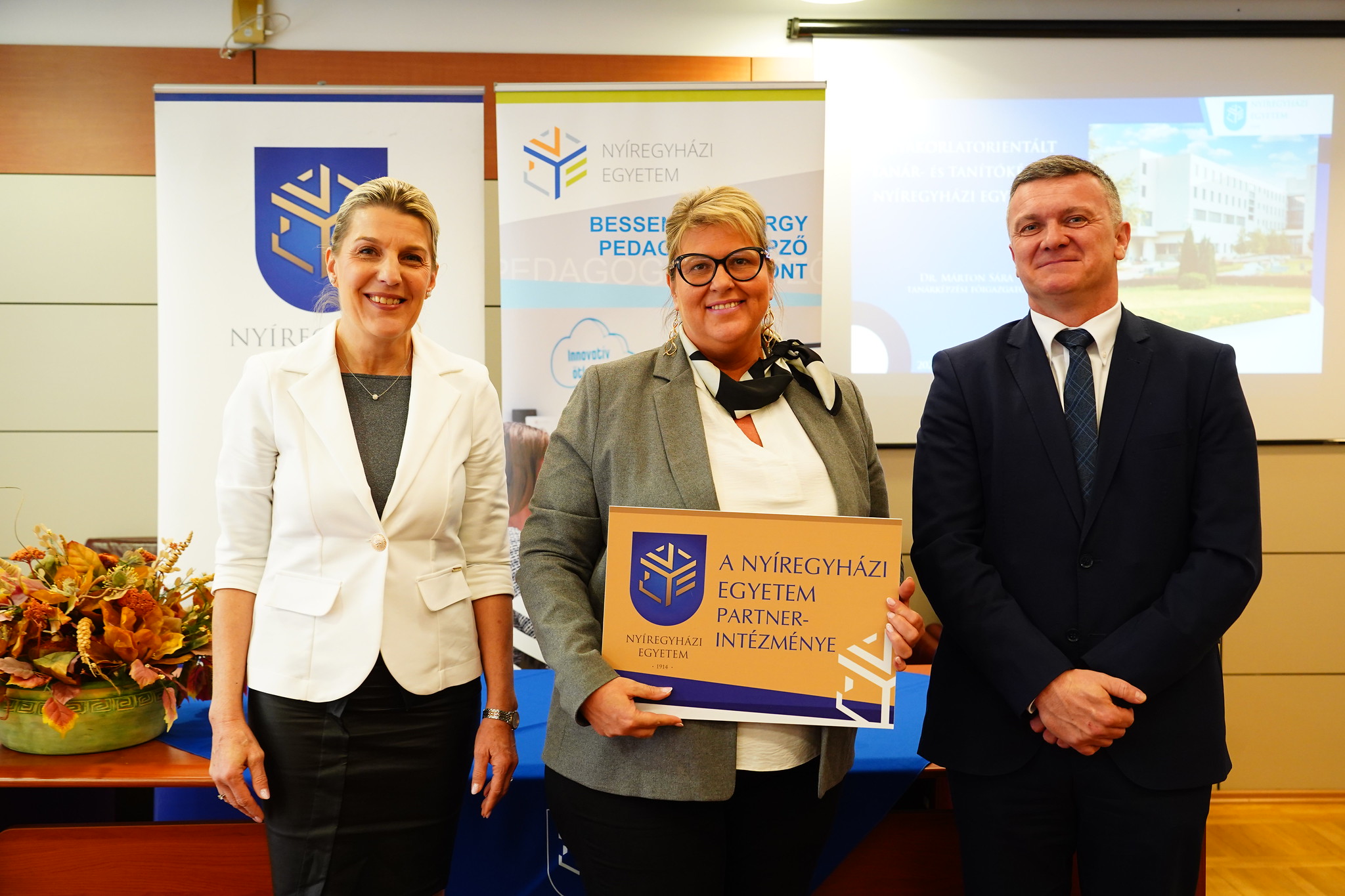 balról jobbra: dr. Vajda ildikó oktatási elnökhelyettes, Tóthné Buszlai Brigitta, a Nyíregyházi Bem József Általános Iskola Kazinczy Ferenc Tagintézményének igazgatója és dr. Kovács Zoltán elnöki feladatok ellátásával megbízott elnökhelyettes