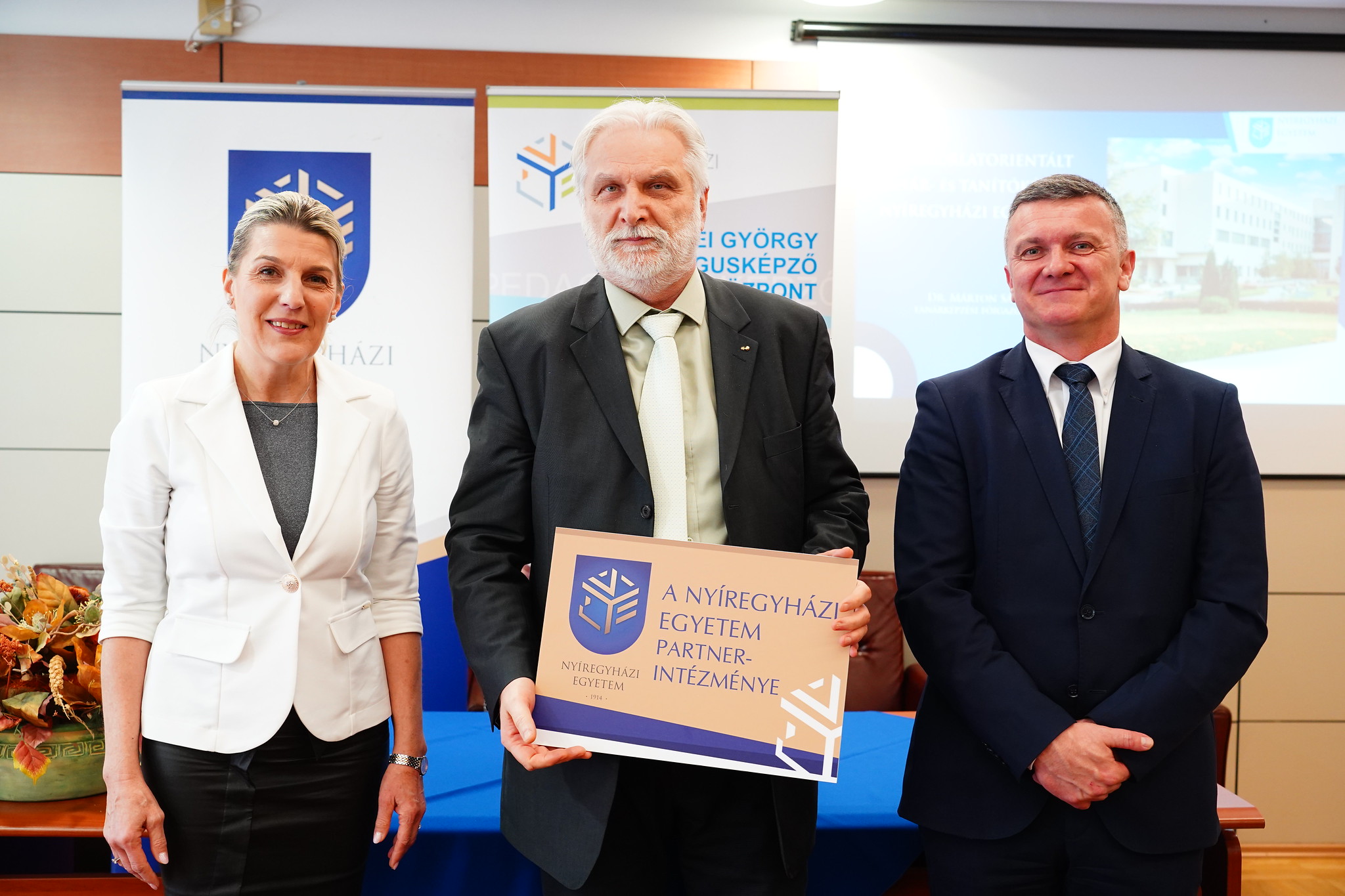 balról jobbra: dr. Vajda ildikó oktatási elnökhelyettes, Pénzes Ottó a mátészalkai Képes Géza Átalános Iskola igazgatója és dr. Kovács Zoltán elnöki feladatok ellátásával megbízott elnökhelyettes