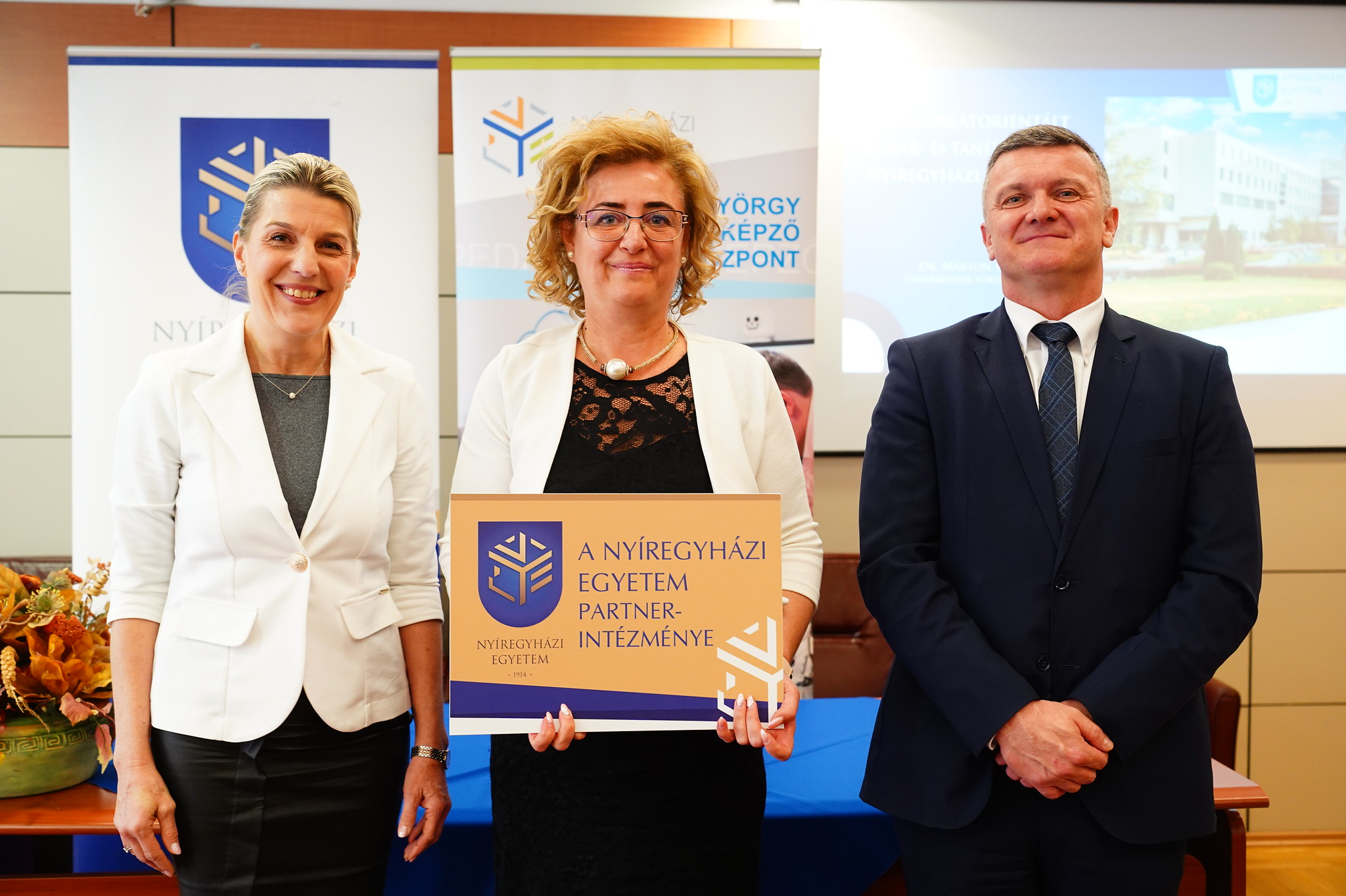 balról jobbra: dr. Vajda ildikó oktatási elnökhelyettes, Pappné Molnár Erika, a kisvárdai Várday Kata Református Általános Iskola, Gimnázium és Kollégium főigazgatója és dr. Kovács Zoltán elnöki feladatok ellátásával megbízott elnökhelyettes