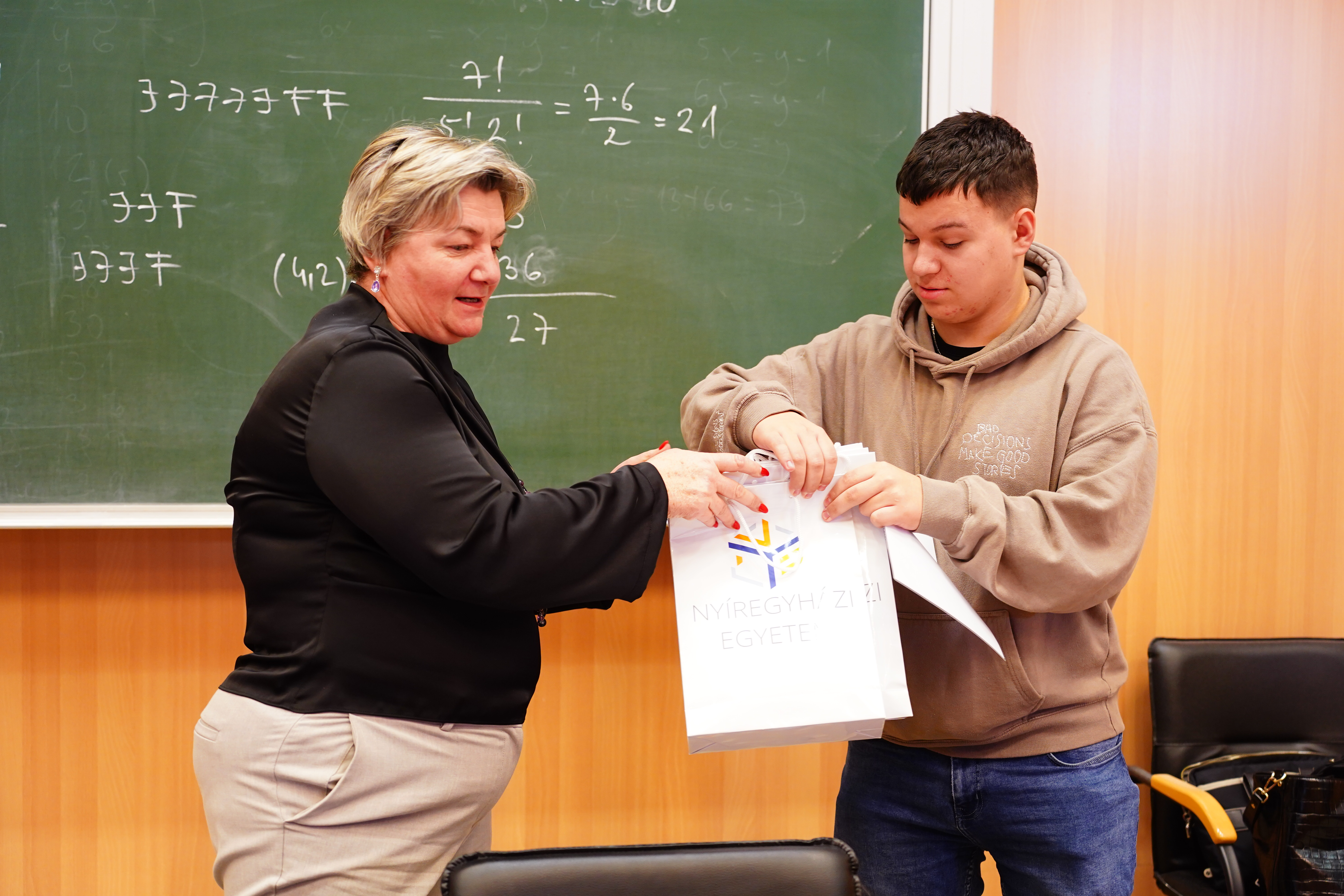 Tanyiné dr. Kocsis Anikó a "Wesselényis" csapat tagjának átadja a 3. helyezésért járó jutalmat