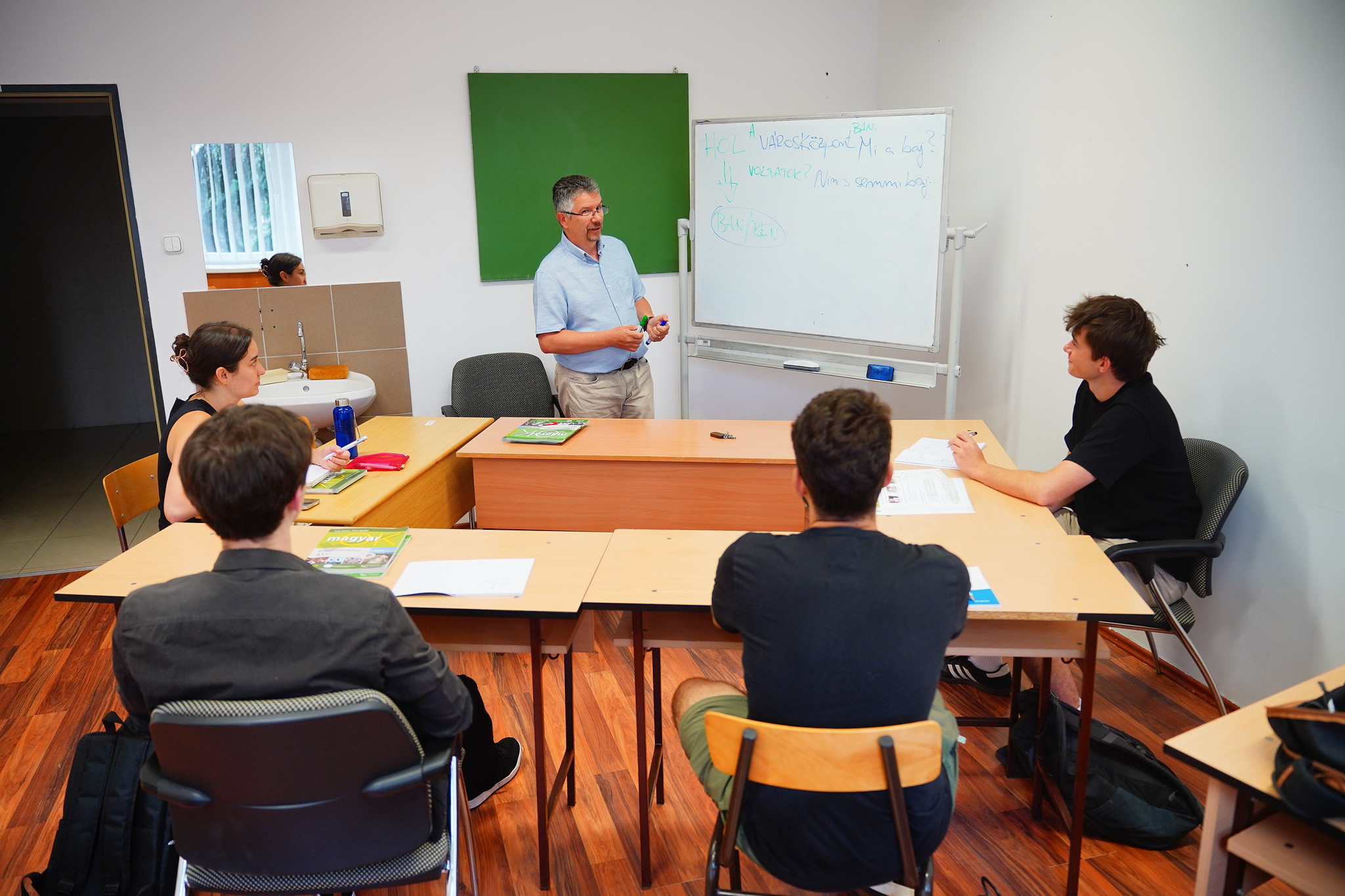 Dr. Zopus András, főiskolai docens a Summer University kezdő csoportjában tanít.